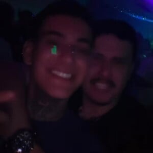 Filho de Andressa Urach, Arthur, compartilhou registros curtindo uma festa ao lado de dois amigos