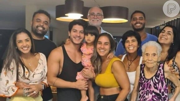 Apesar de possuir uma família unida, Arthur Aguiar não teve um bom relacionamento com o pai biológico