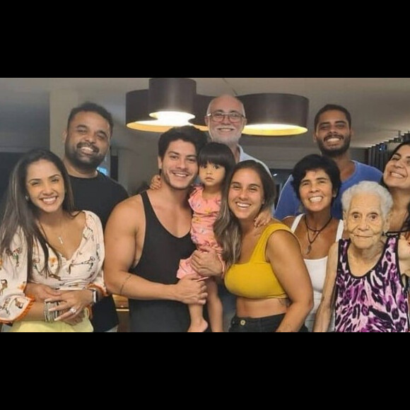 Apesar de possuir uma família unida, Arthur Aguiar não teve um bom relacionamento com o pai biológico