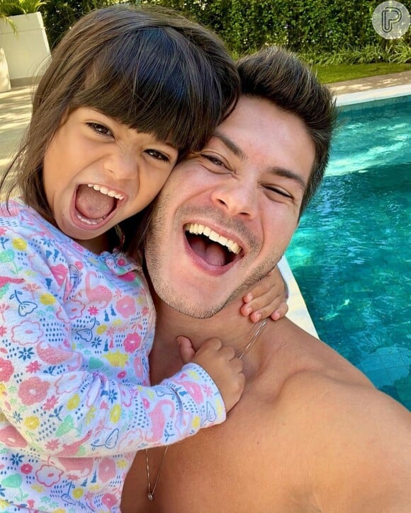 Arthur Aguiar é pai de Sophia, sua filha com Maíra Cardi