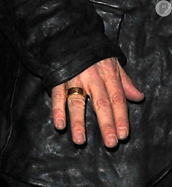 Brad Pitt usa aliança no dedo, mas sem a presença da mulher, Angelina Jolie