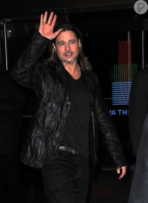 Brad Pitt usa traje em preto total na pré-estreia do fime 'Cogan: Killing them Softly' em 26 de novembro de 2012 em Nova York