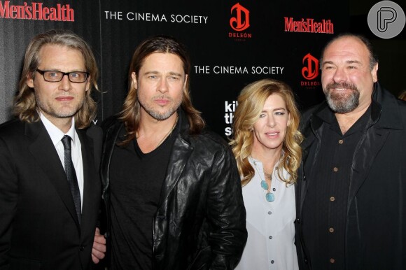 Andrew Dominik, Brad Pitt, Dede Gardner, James Gandolfini posam juntos na pré-estreia do fime 'Cogan: Killing them Softly' em 26 de novembro de 2012 em Nova York