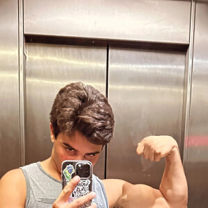 Família fitness! Marcelo Cady viralizou um dia antes de Ivete Sangalo ao exibir o braço musculoso em foto