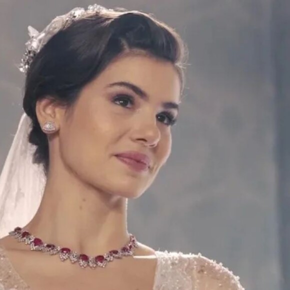 Marê (Camila Queiroz) se casa com Orlando (Diogo Almeida) no último capítulo da novela "Amor Perfeito"
