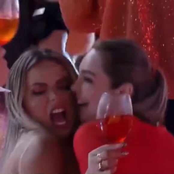 'A Fazenda 2023': Kally Fonseca e Rachel Sheherazade dançaram muito durante festa e desceram até o chão