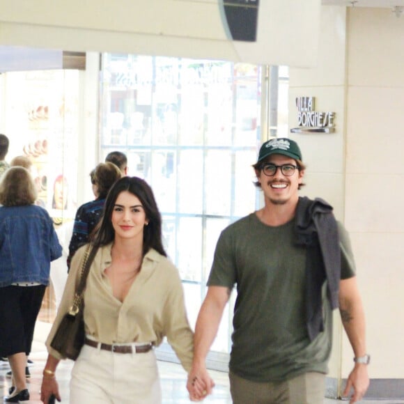 Romulo Neto pegou de surpresa Mari Saad com pedido de casamento