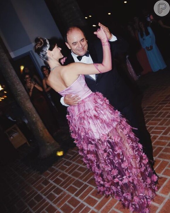 Laura Neiva dançou valsa em seu baile de debutante
