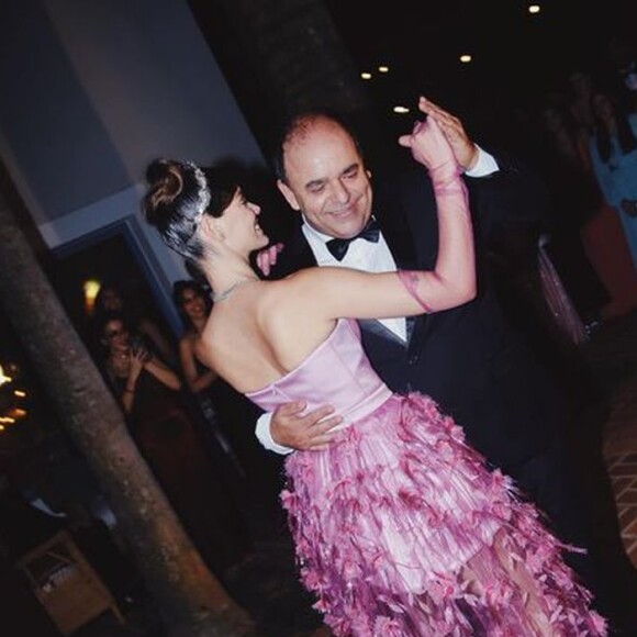 Laura Neiva dançou valsa em seu baile de debutante