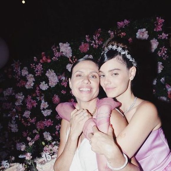 Laura Neiva com a mãe em seu baile de debutante