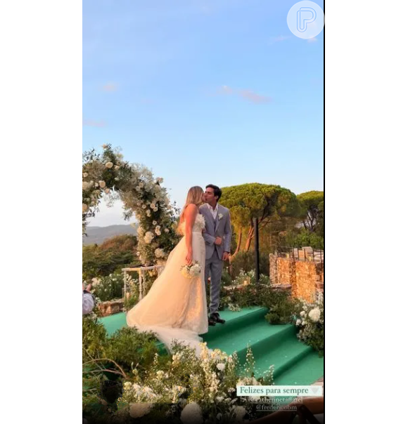 Vestido de noiva longo foi a escolha de Catherine Taffarel para seu casamento ao ar livre