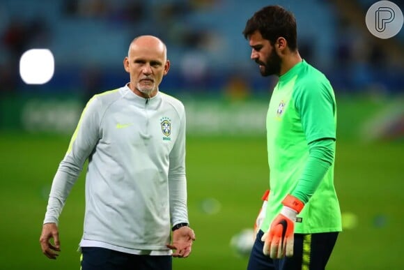 Taffarel ficou conhecido no Brasil por ser o goleiro do Tetra, atualmente ele é preparador de goleiros da seleção