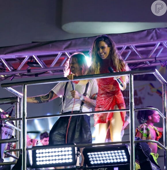 Dado Dolabella e Wanessa Camargo retomaram o namoro em 2022; na foto, cantora recebe o namorado em seu bloco de carnaval em 2023