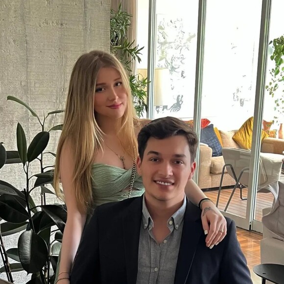 Filha de Alessandra Negrini assumiu o namoro com Pedro nas redes sociais