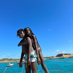 Filhos de Giovanna Ewbank e Bruno Gagliasso, Titi e Bless encantaram em fotos tiradas em Ibiza