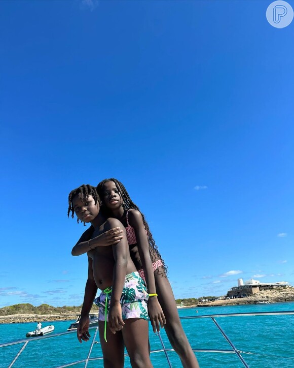 Filhos de Giovanna Ewbank e Bruno Gagliasso, Titi e Bless encantaram em fotos tiradas em Ibiza