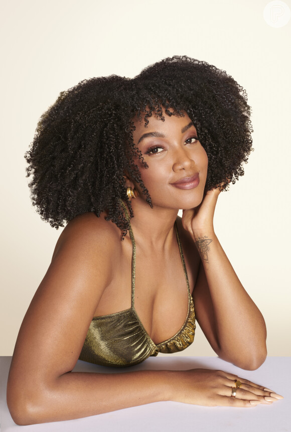 Iza em parceria com a Pantene surgiu com o seu cabelo crespo após tirar o megahair