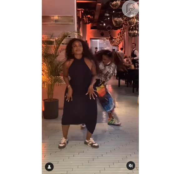 Para aproveitar a Itália, Iza usou o vestido preto básico com tênis e assim o look de elegante ficou confortável e fashion