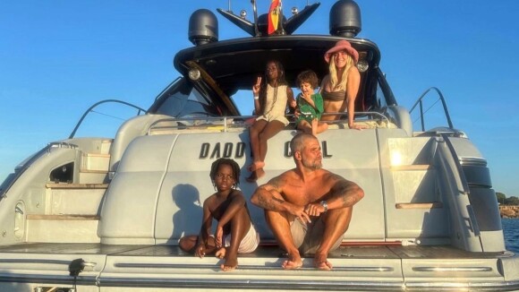 Bruno Gagliasso reúne a família em viagem luxuosa por Ibiza e ostenta boa forma em iate milionário. Fotos!