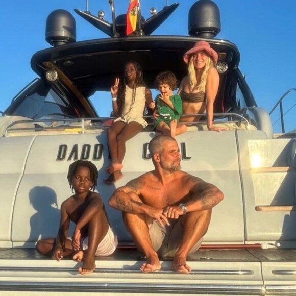 Bruno Gagliasso compartilha fotos da família por Ibiza, na Espanha