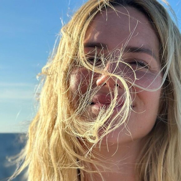 Giovanna Ewbank, esposa de Gagliasso, também aparece sozinha em uma foto com os cabelos ao vento