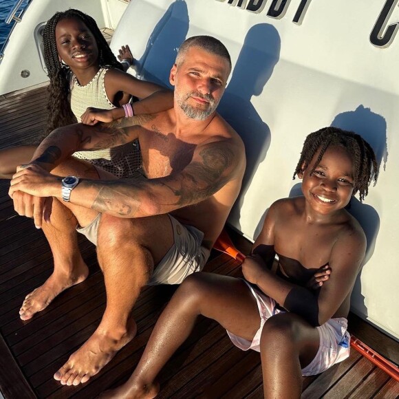 Bruno Gagliasso mostrou os filhos se divertindo a bordo de um iate milionário