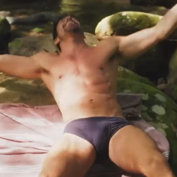 Cauã Reymond tem chamado atenção com cenas quentes em 'Terra e Paixão'