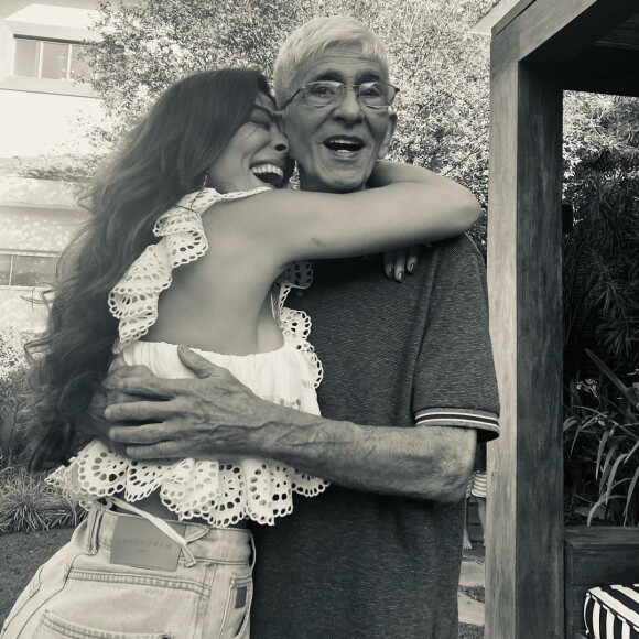 Pai de Juliana Paes foi diagnosticado com uma pneumonia sepse, segundo a atriz 