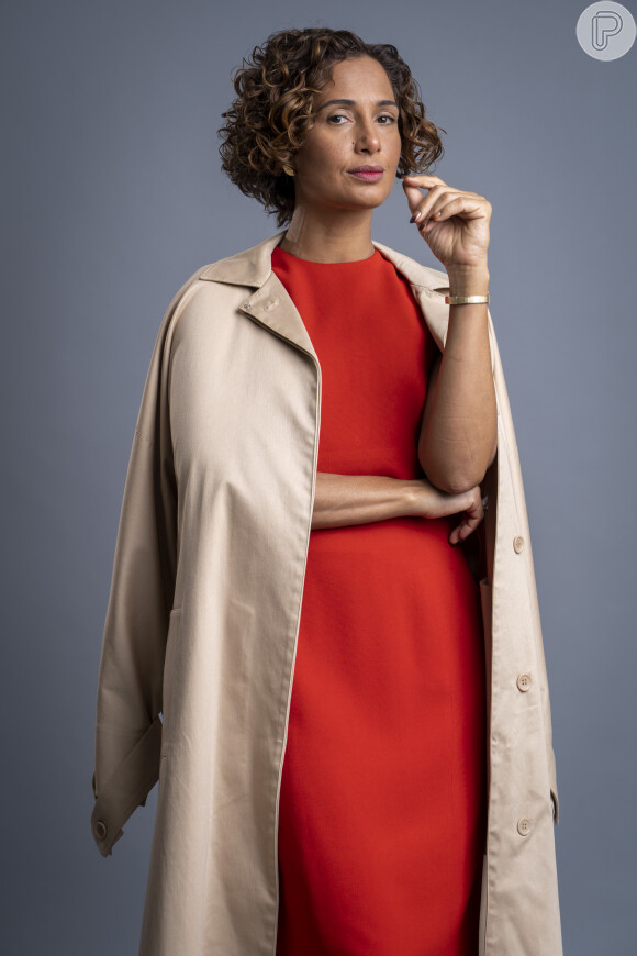 Camila Pitanga interpretou Olga na série 'Aruanas' nos últimos anos na TV Globo e estava usando o cabelo curto e cacheado