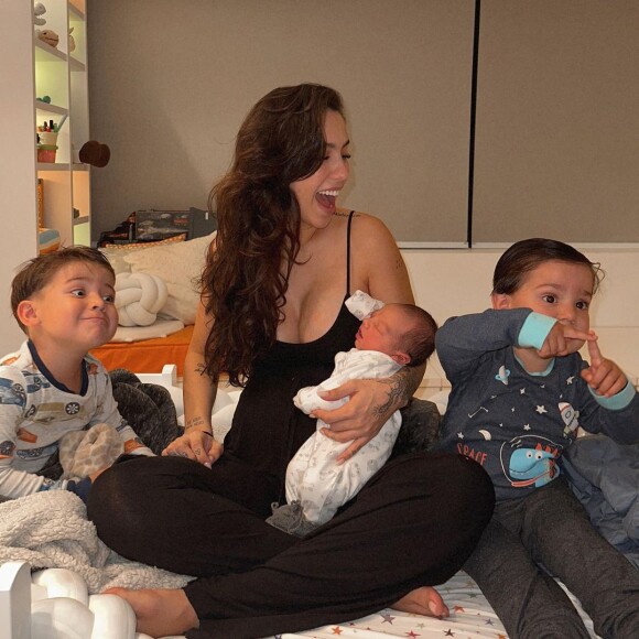 Gabi Brandt anunciou estar deixando mansão Poncio com os seus três filhos