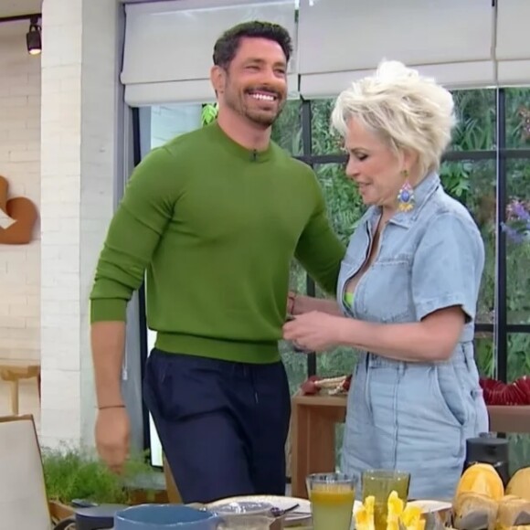 Ana Maria Braga tenta mostrar barriga sarada de Cauã Reymond e pega ator desprevinido