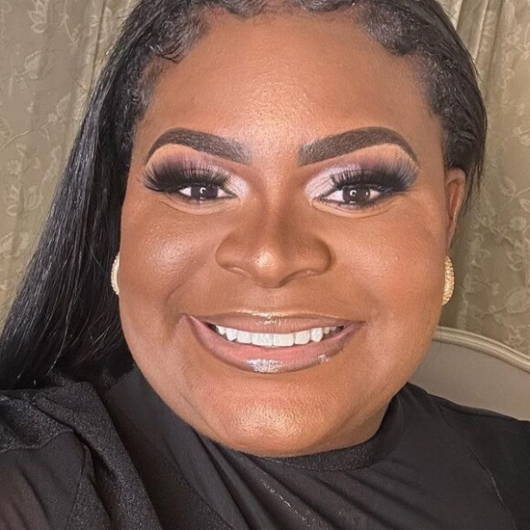 Jojo Todynho posa com vestido preto de ombro único para capa de revista após cirurgia bariátrica