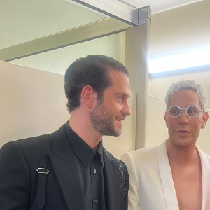 Maite Perroni usou look com fenda generosa para ir a premiação de música nos Estados Unidos