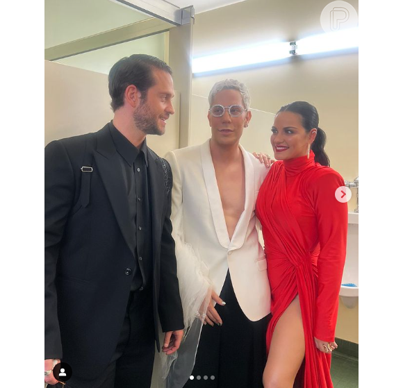 Maite Perroni usou look com fenda generosa para ir a premiação de música nos Estados Unidos