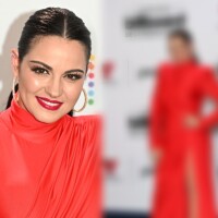 Vestido vermelho com fenda: Maite Perroni esbanja poder em look sexy durante premiação e vai te inspirar no próximo 'date'