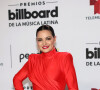 Maite Perroni apostou em um vestido vermelho com fenda para ir aos Premios Billboard de la música latina nos Estados Unidos