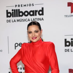 Maite Perroni apostou em um vestido vermelho com fenda para ir aos Premios Billboard de la música latina nos Estados Unidos