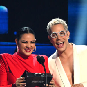 Maite Perroni colocou a perna para jogo ao usar um vestido vermelho com fenda em apresentação nos Premios Billboard Latin