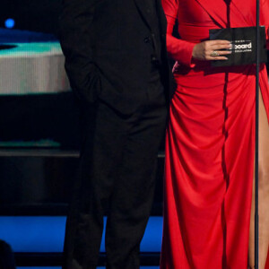 Maite Perroni esteve acompanhada de Christian Chavez e Christopher von Uckermann na apresentação de categoria da Billborad Latin