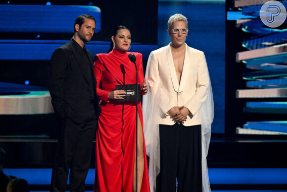 Maite Perroni esteve acompanhada de Christian Chavez e Christopher von Uckermann na apresentação de categoria da Billborad Latin