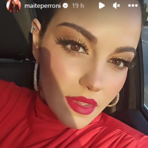 Maite Perroni usou uma maquiagem leve nos olhos e marcante na boca com um batom vermelho