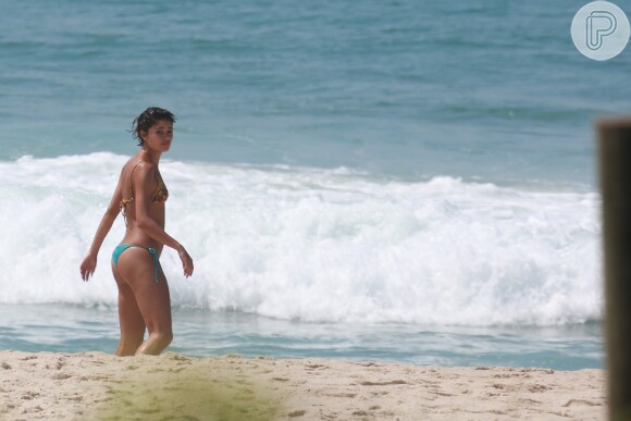 A atriz Sophie Charlotte exibiu suas curvas na praia de Grumari, Zona Oeste do Rio de Janeiro