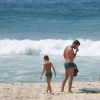 Sophie Charlotte curte praia com Daniel de Oliveira e exibe boa forma de biquíni, nesta quinta-feira, 15 de janeiro de 2015