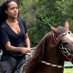 Duda Santos mostra os bastidores da aula de equitação para viver Maria Santa no remake de Renascer