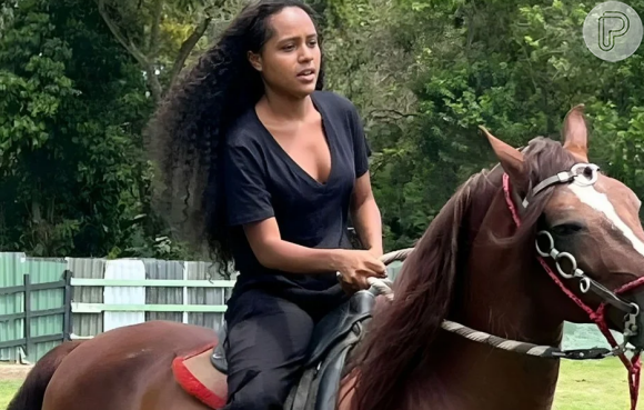 Duda Santos mostra os bastidores da aula de equitação para viver Maria Santa no remake de Renascer