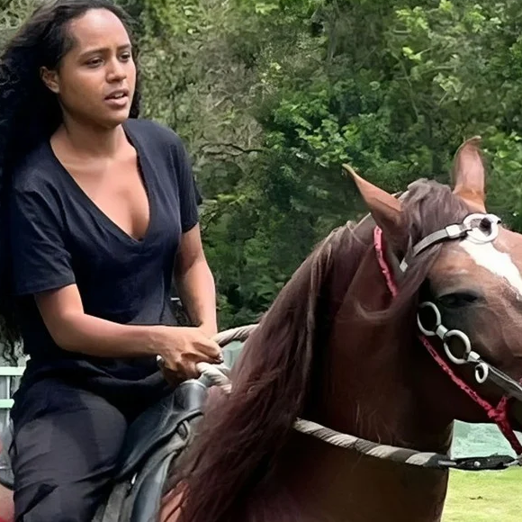 Duda Santos mostra os bastidores da aula de equitação para viver Maria Santa no remake de Renascer