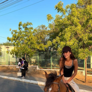 Thereza Fonseca, a Mariana do remake de Renascer, posta foto em cima do cavalo