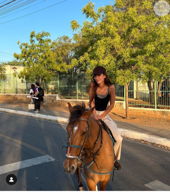 Thereza Fonseca, a Mariana do remake de Renascer, posta foto em cima do cavalo