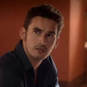 Giovanni (Filipe Bragança) é o maior segredo que Miriam (Paula Cohen) tem para chantagear Sérgio (Marcos Caruso) em Elas por Elas