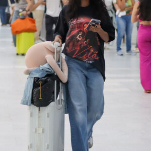Brunna Gonçalves optou por look comfy em aeroporto